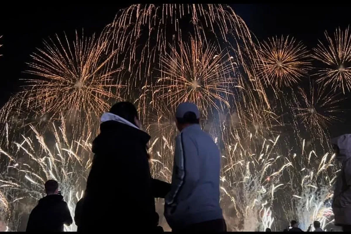 Spectacular fireworks burst over Abingdon Airfield